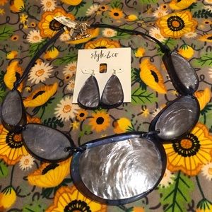 Women’s Necklace Set. New. Blue